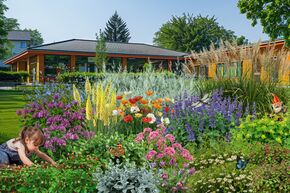 Massif de fleurs vivaces 'F�r kleine Gartenzwerge' (Pour les petits nains de jardin)